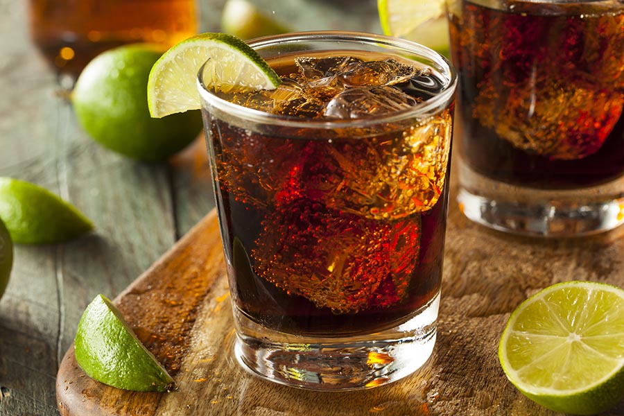 Cuba libre con una rodaja de lima