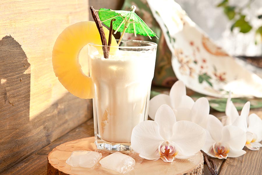 Cóctel Piña Colada con piña y caña de azúcar